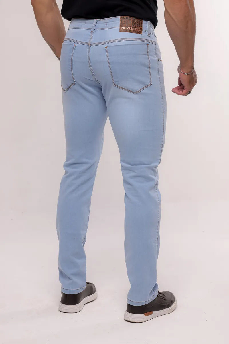 Calça jeans New Love fotografada em estúdio