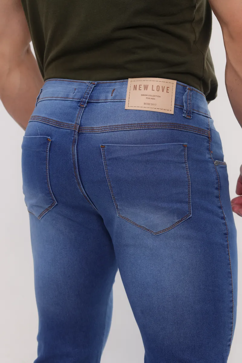 Detalhe de calça jeans New Love com etiqueta de couro da marca